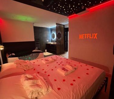 Saint-Gilles Hotel | Elegant La Belle Nuit Suite with Hot Tub & Top Ratings