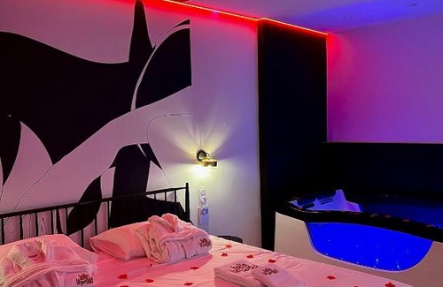 Saint-Gilles Hotel | Elegant La Belle Nuit Suite with Hot Tub & Top Ratings