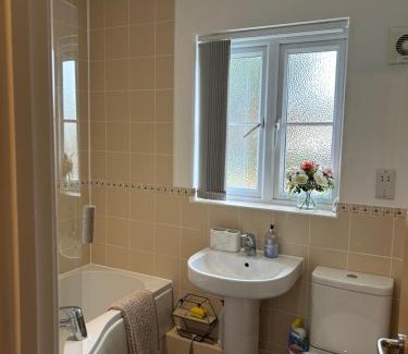 Laindon Apartment | Villa Belle: 4-Star Family-Friendly Retreat in Basildon