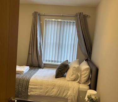 Laindon Apartment | Villa Belle: 4-Star Family-Friendly Retreat in Basildon