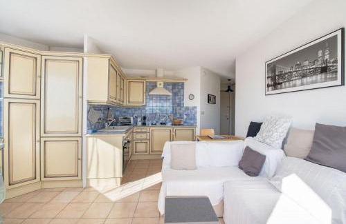 Sausset-les-Pins Apartment | La Belle Vue: Oceanfront Retreat with Private Beach Access