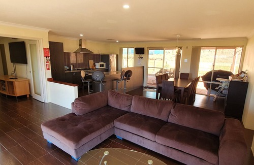 Lower Chittering House | Family-Friendly Oasis: La Belle Vue with Spa & Hot Tub
