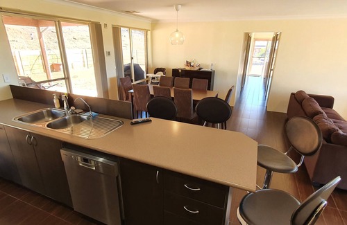 Lower Chittering House | Family-Friendly Oasis: La Belle Vue with Spa & Hot Tub
