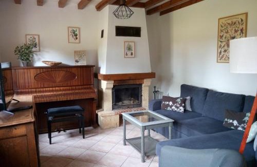 Epreville-en-Lieuvin House | Inviting La Bergerie Cottage: Family-Friendly with Piano