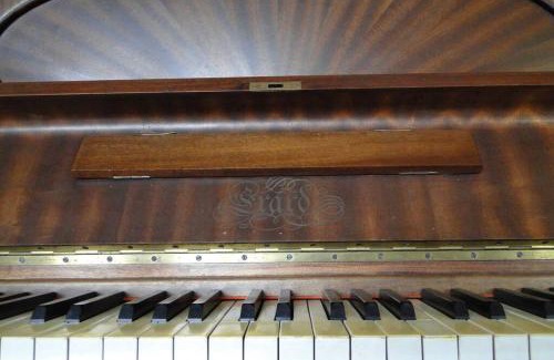 Epreville-en-Lieuvin House | Inviting La Bergerie Cottage: Family-Friendly with Piano