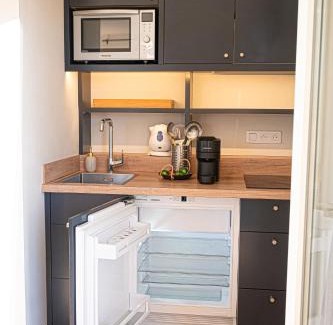 Vedene Apartment | Unwind at La Blanchère with Golf Views and Family Amenities