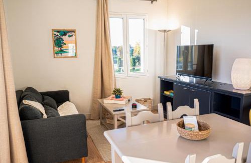Vedene Apartment | Unwind at La Blanchère with Golf Views and Family Amenities