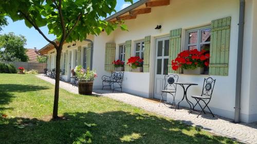 Drnholec House | Relax at La Bobul Apartments with Pool & Family-Friendly Perks