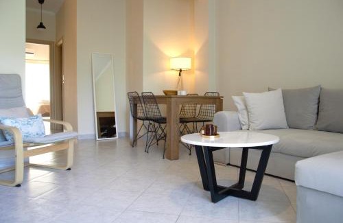 Kiato Apartment | Cozy La Bohème: Family-Friendly Stay with Top Reviews