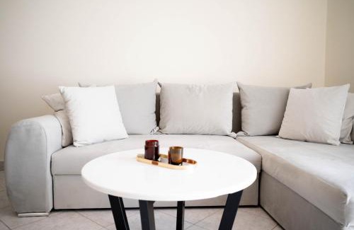 Kiato Apartment | Cozy La Bohème: Family-Friendly Stay with Top Reviews