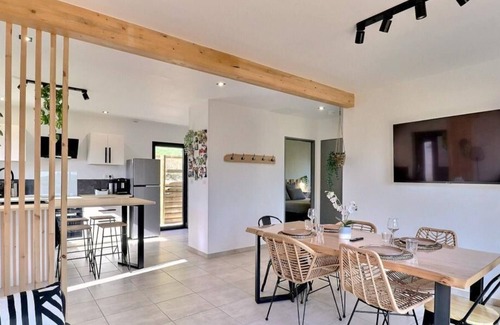 Ozon Bed & Breakfast | Eco-Friendly LA Booa: Private Pool & Green Space Awaits