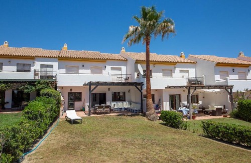 Puerto de la Duquesa House | Discover La Borboleta 8: Family-Friendly Pool Retreat