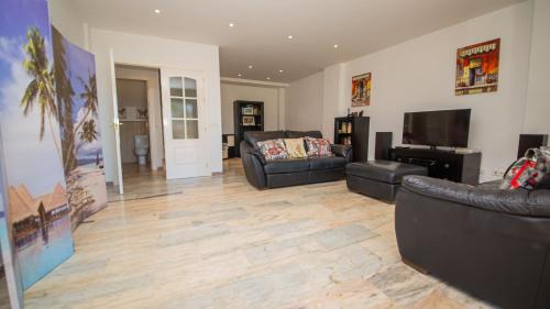 Puerto de la Duquesa House | Discover La Borboleta 8: Family-Friendly Pool Retreat