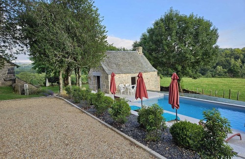 Cassuejouls House | La Borie de Peyrot, Magnifique domaine sur l'Aubrac, Heated swimming pool