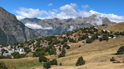Villard-Reculas Ski Chalet | Inviting La Boutame: Chalet Near Slopes in Villard Reculas