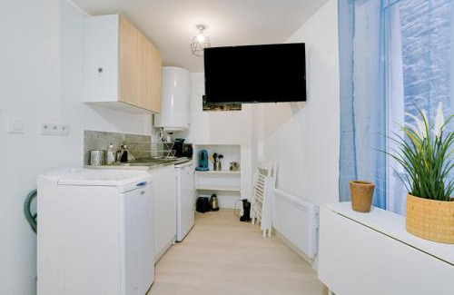 Vitre Apartment | Pet & Child Friendly Hotel: Stay at La Bridole Today!