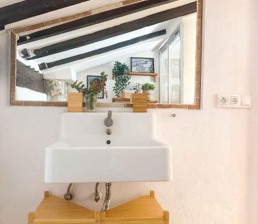 Alicante Apartment | Discover La Buhardilla del Mercado: Oceanfront Family Escape