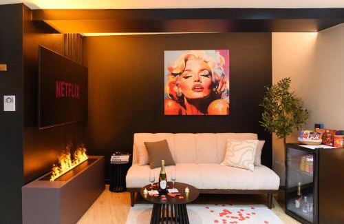 La Roche-sur-Yon Apartment | Indulgent Spa Retreat at La Bulle d'Amour Suite