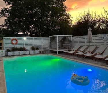 Hateg House | Explore La Căsuțe: Pet-Friendly Retreat with Ocean Views