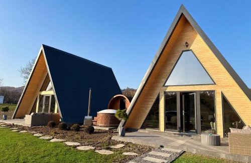 Hateg House | Explore La Căsuțe: Pet-Friendly Retreat with Ocean Views