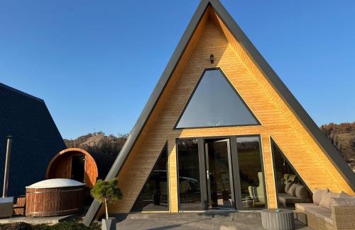 Hateg House | Explore La Căsuțe: Pet-Friendly Retreat with Ocean Views