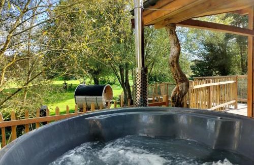 Sainte-Ode Cabin | Guest Rated 10/10: La Cabane d'Ode with Hot Tub & Kitchen