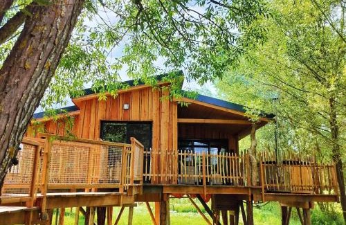Sainte-Ode Cabin | Guest Rated 10/10: La Cabane d'Ode with Hot Tub & Kitchen