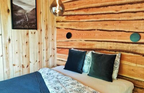 Sainte-Ode Cabin | Guest Rated 10/10: La Cabane d'Ode with Hot Tub & Kitchen
