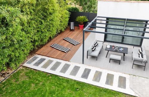 Grand Sud Apartment | Cozy Cape Town Cabin with Garden for Two and Parking