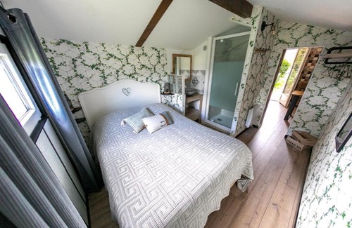 Annebault House | Cozy B&B Chalet: Your Perfect Retreat Awaits