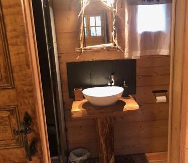 Ore Ski Chalet | Experience Family-Friendly Comfort at La Cabane du Trappeur
