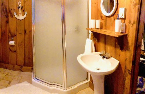 Saint-Gabriel Hotel | Explore La CACHE du LAC: Family-Friendly Retreat Awaits