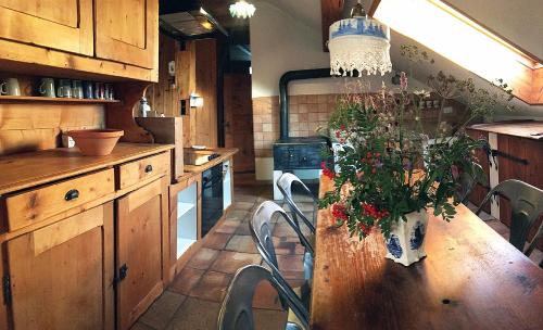 La Chaux-du-Milieu Apartment | Inviting La Cachotière: Child-Friendly Retreat Rated 8.9/10