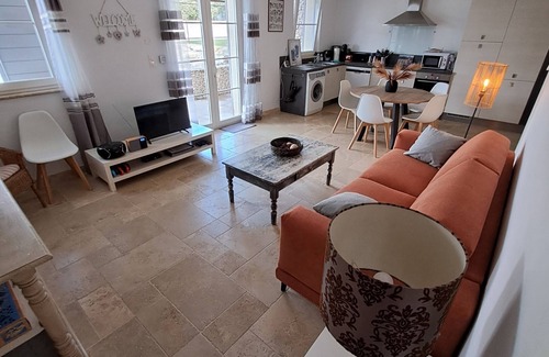 Saint-Saturnin-les-Apt House | Discover La Calade Gîte 4: Family-Friendly with Breakfast