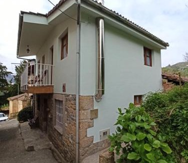 Soto de Cangas House | Welcoming LA CAPILLA: Pet & Child Friendly Retreat