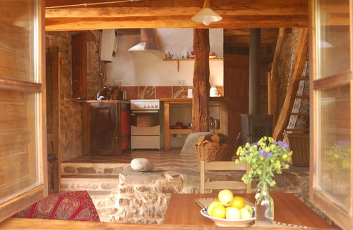 Villar de las Traviesas Cottage | Serene La Caricia: Country House with Garden & Spa Retreat