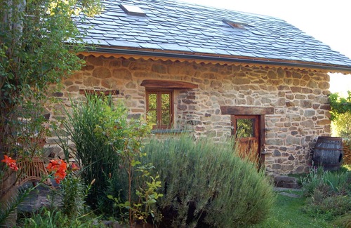 Villar de las Traviesas Cottage | Serene La Caricia: Country House with Garden & Spa Retreat