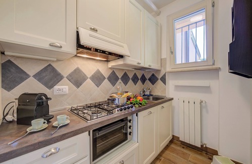 Padenghe sul Garda Apartment | Relax at La Casa Accanto with Shared Pool and Spa