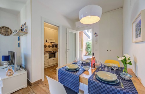 Padenghe sul Garda Apartment | Relax at La Casa Accanto with Shared Pool and Spa