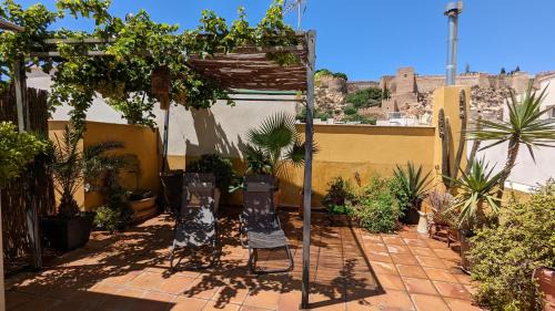 Almeria Centro House | Pet-Friendly La Casa Azul Almería with Oceanfront Views