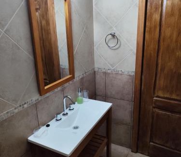 San Carlos de Bariloche Ski Chalet | La Casa de la Colina: Family and Pet Friendly Retreat
