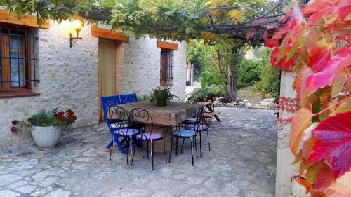 Alcaniz House | Discover La Casa de Concha: Family-Friendly Retreat with Pool