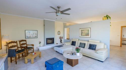 Salinas House | Refreshing Retreat at La Casa de Lú Archidona - 4 Stars