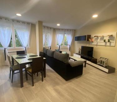 Ponferrada Apartment | Discover La casa de las Flores: Rated 9.7 with Dining Options