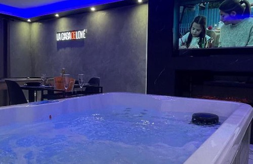 Melun House | Indulge at La Casa de Lové with Jacuzzi & Pool Access