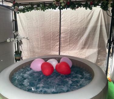 Quartier des Espesses Apartment | Escape to La Casa De Rosas with Inviting Hot Tub Retreat