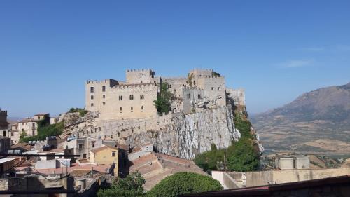 Caccamo House | Idyllic La Casa del Custode: Family-Friendly with Breakfast