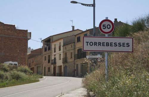 Torrebesses House | Unwind at La Casa del Lino - Rated 9.4/10 with Pool Access