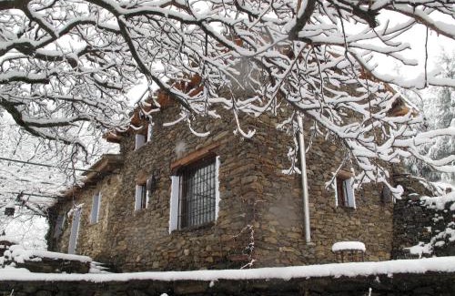 Guejar Sierra Ski Chalet | La Casa del Nogal: Oceanview Retreat with Pet-Friendly Amenities