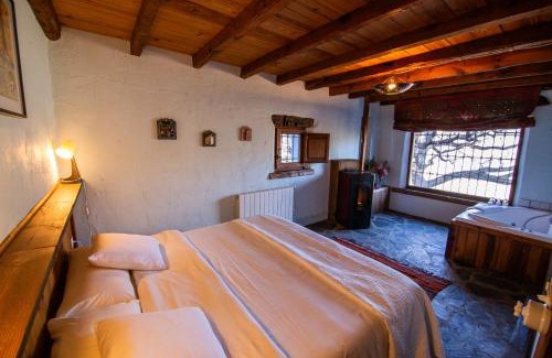 Guejar Sierra Ski Chalet | La Casa del Nogal: Oceanview Retreat with Pet-Friendly Amenities
